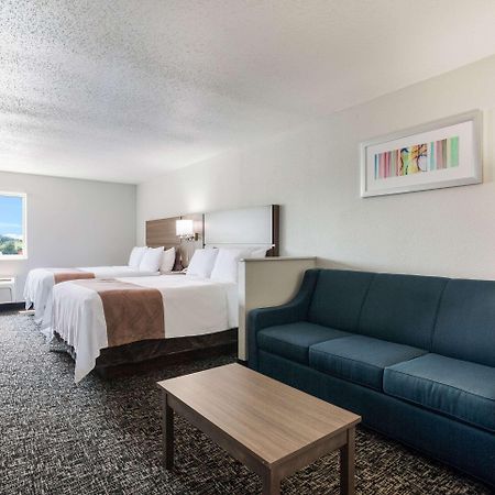 Quality Inn & Suites Ferdinand Esterno foto