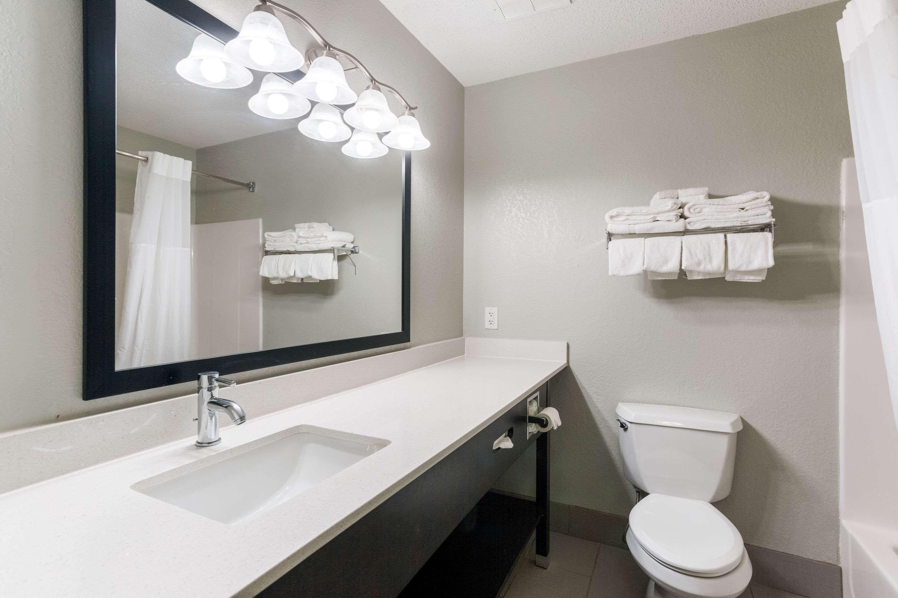 Quality Inn & Suites Ferdinand Esterno foto