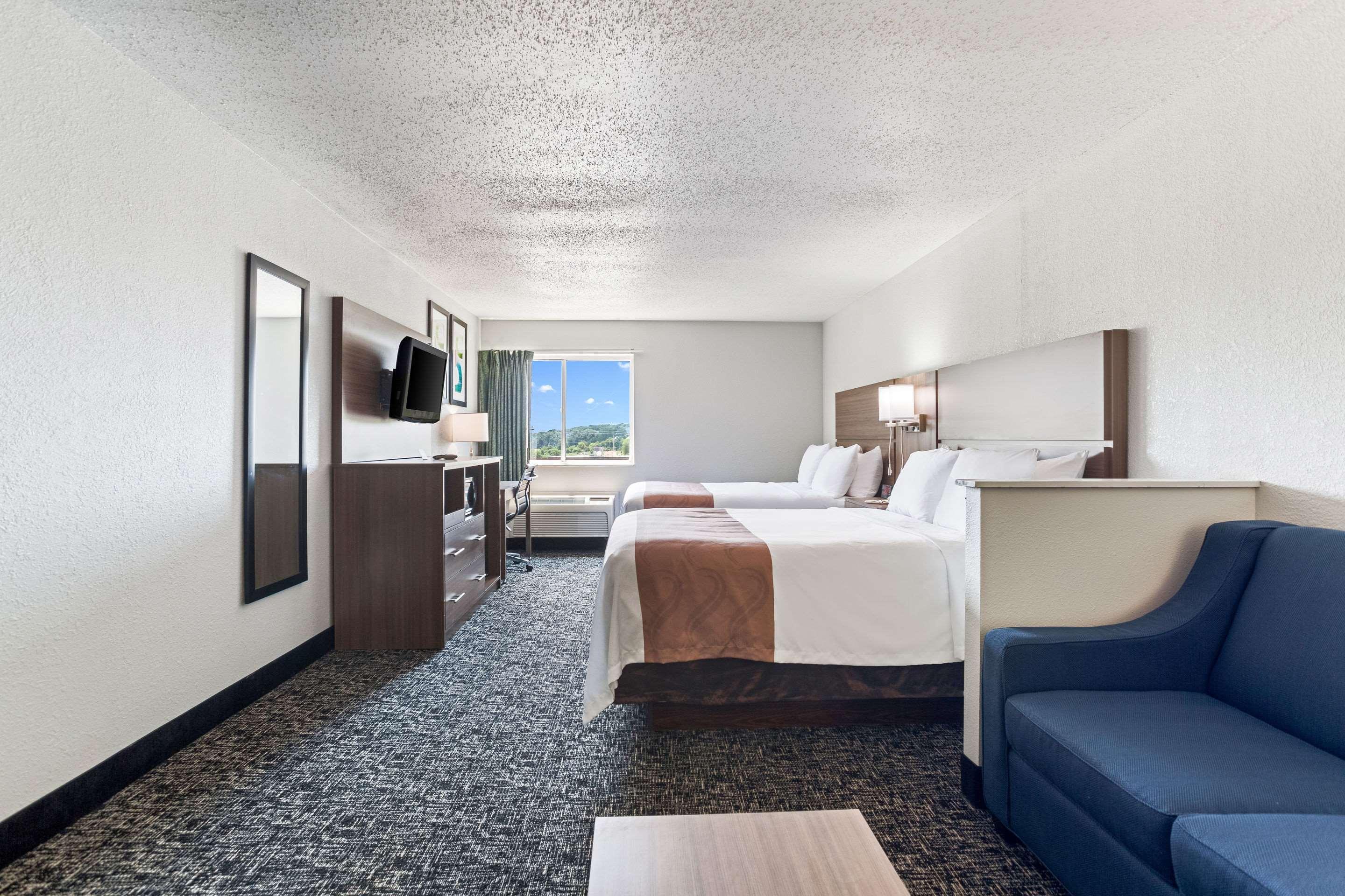 Quality Inn & Suites Ferdinand Esterno foto