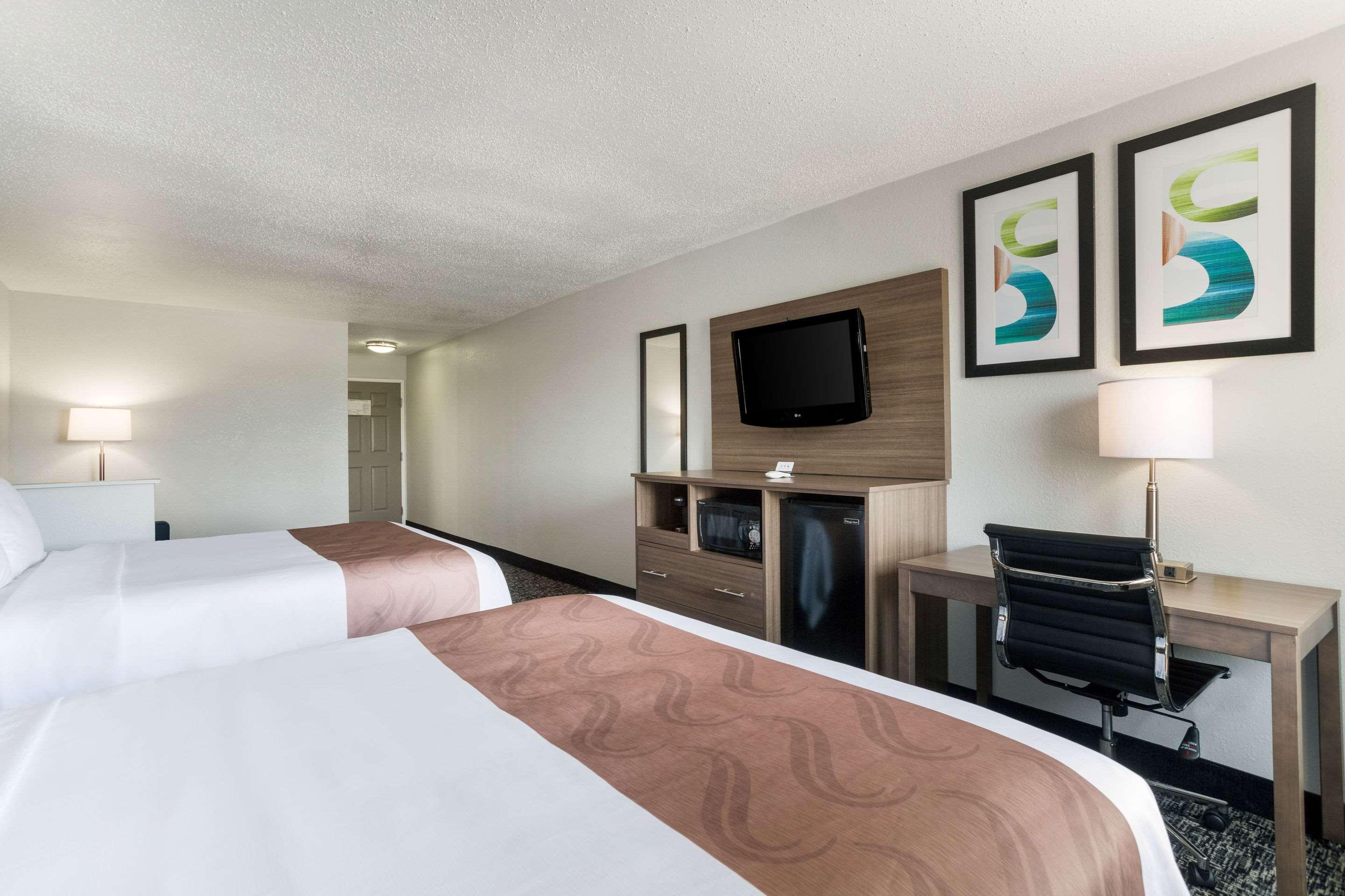 Quality Inn & Suites Ferdinand Esterno foto