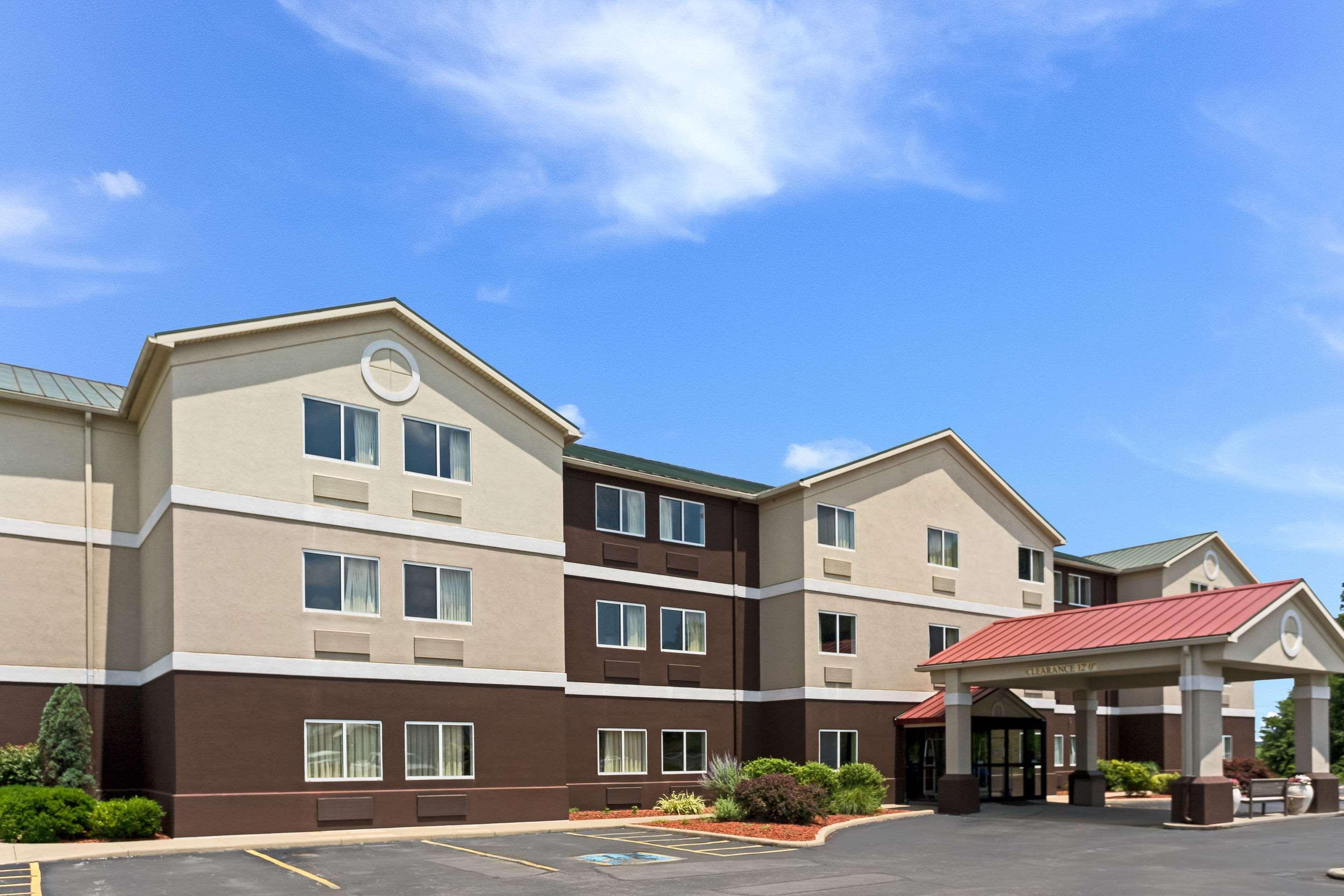 Quality Inn & Suites Ferdinand Esterno foto