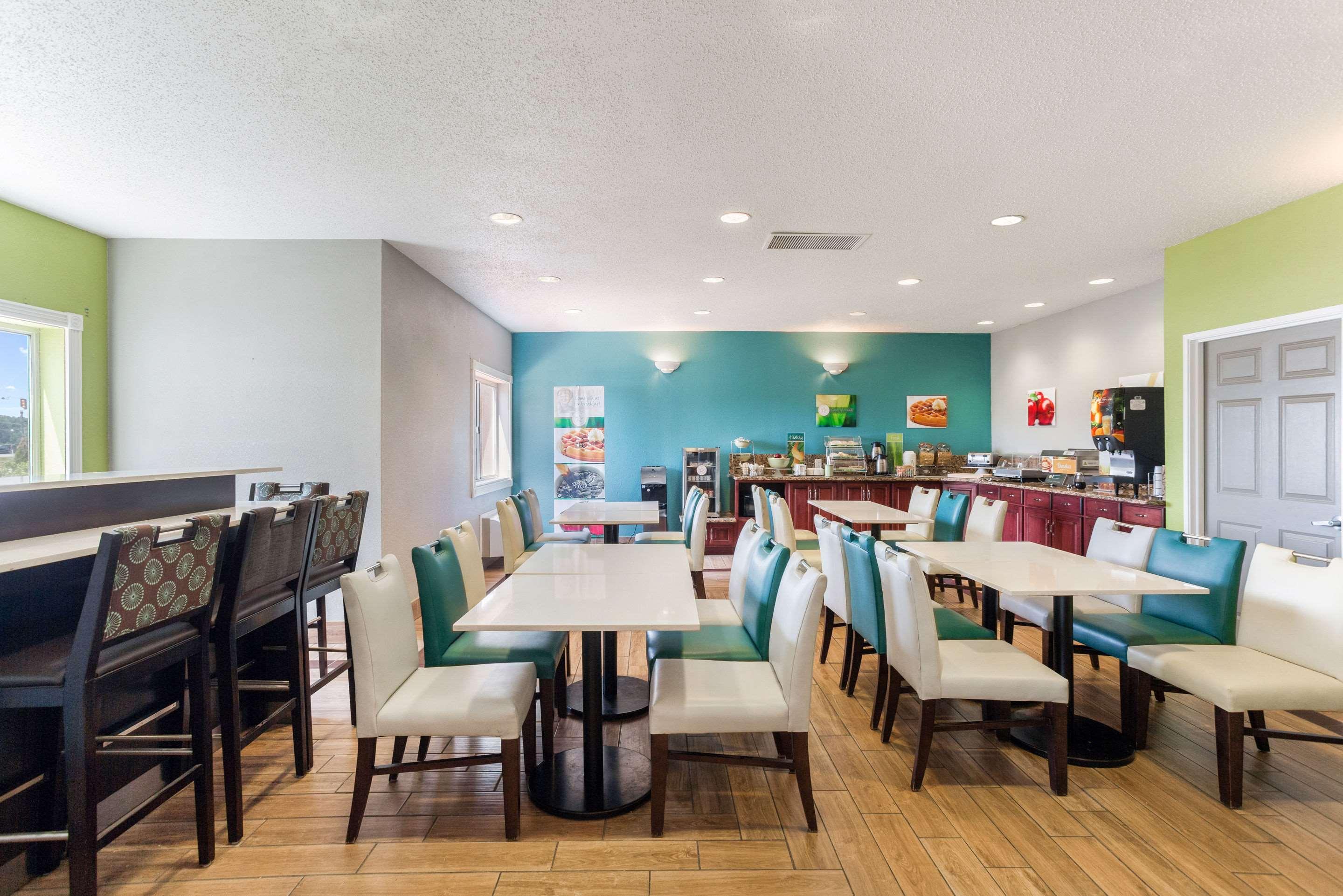 Quality Inn & Suites Ferdinand Esterno foto