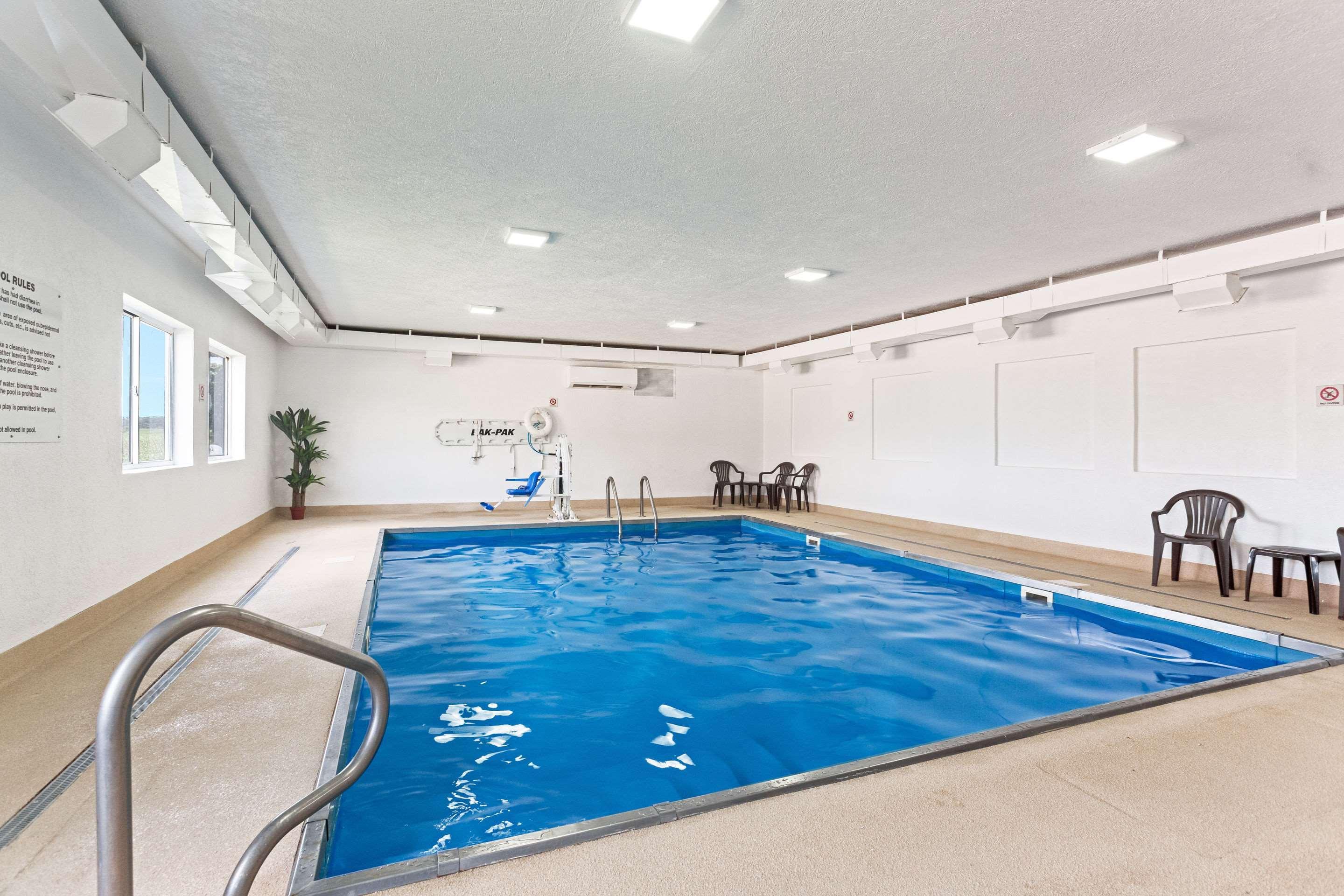 Quality Inn & Suites Ferdinand Esterno foto