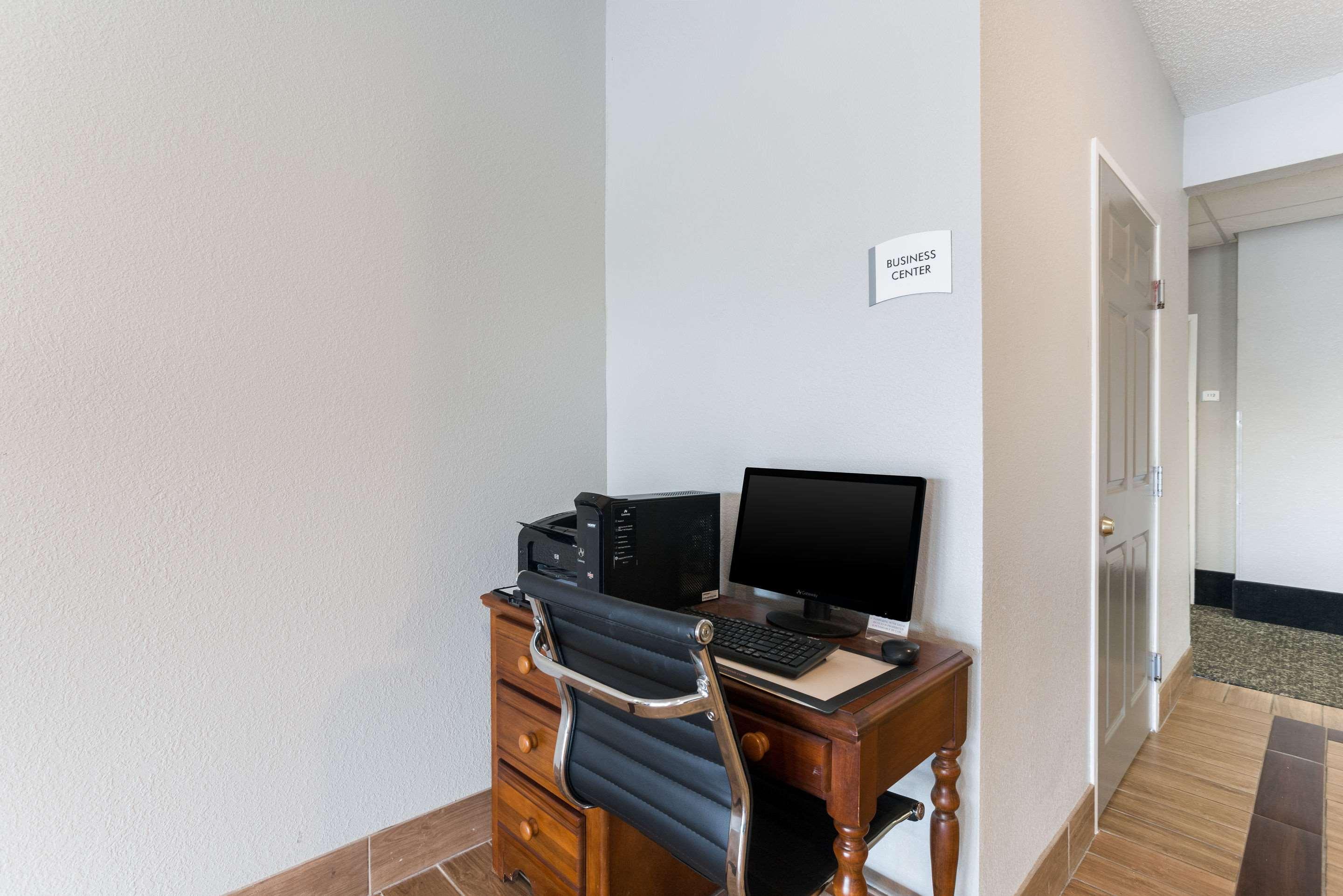 Quality Inn & Suites Ferdinand Esterno foto