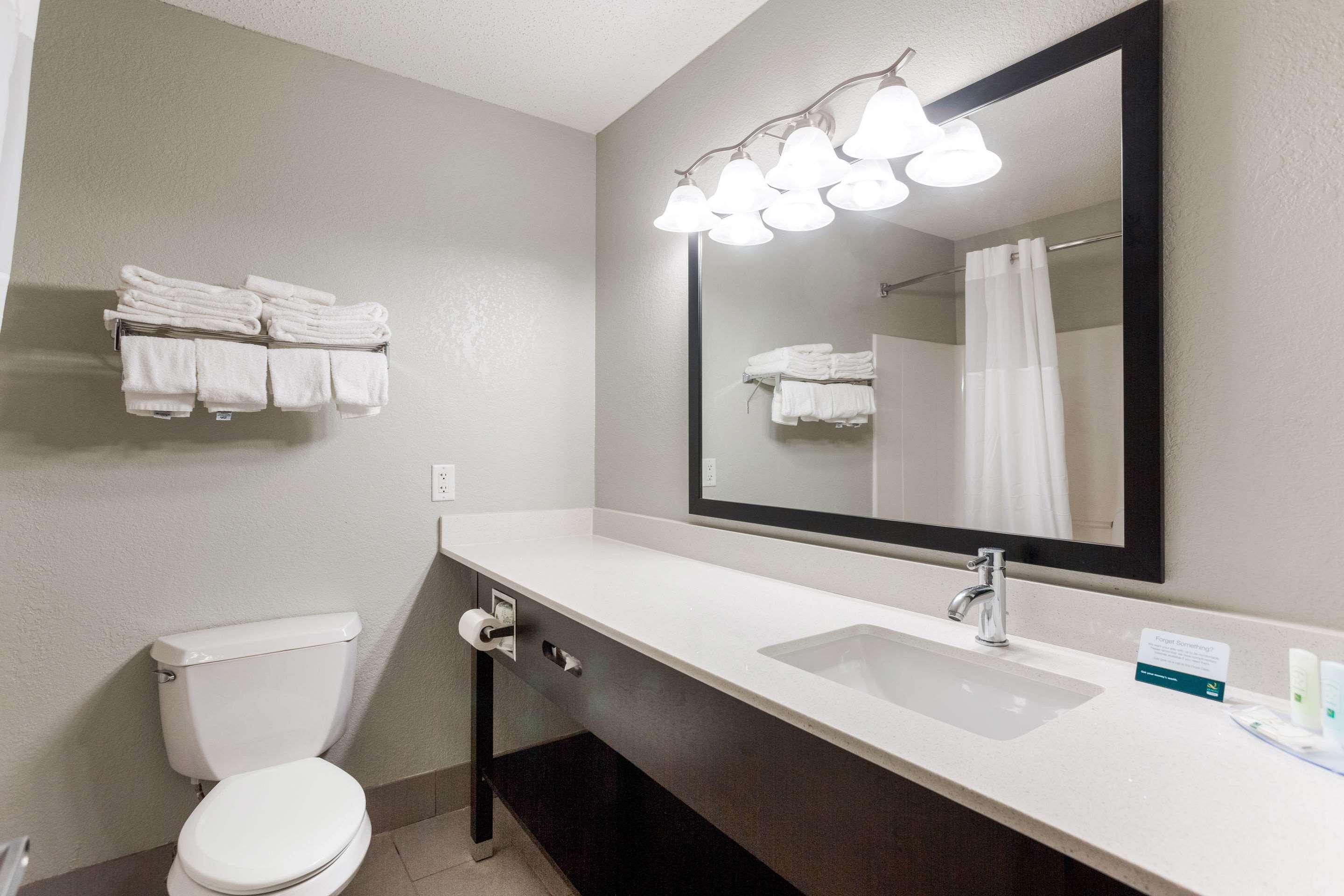 Quality Inn & Suites Ferdinand Esterno foto