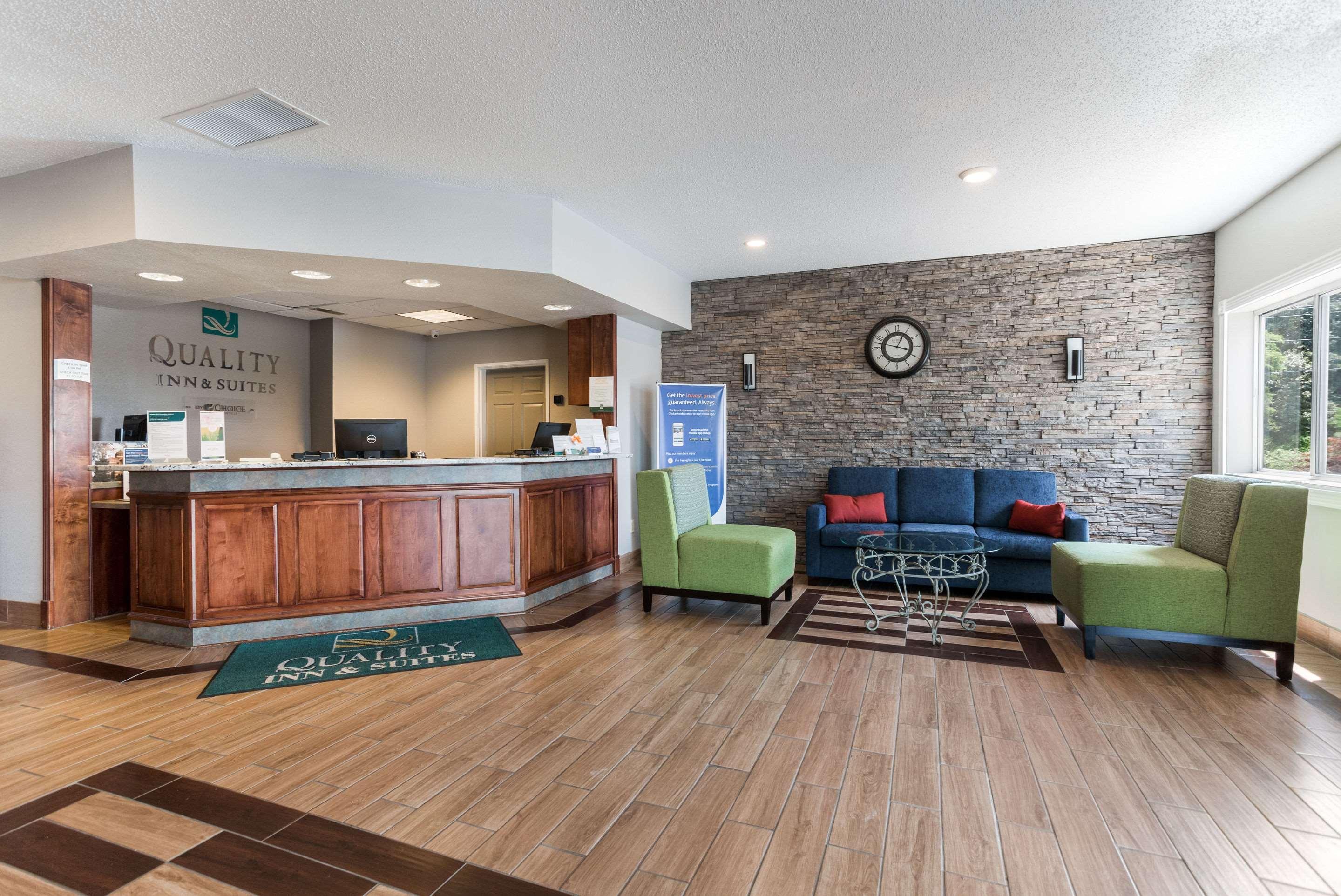 Quality Inn & Suites Ferdinand Esterno foto